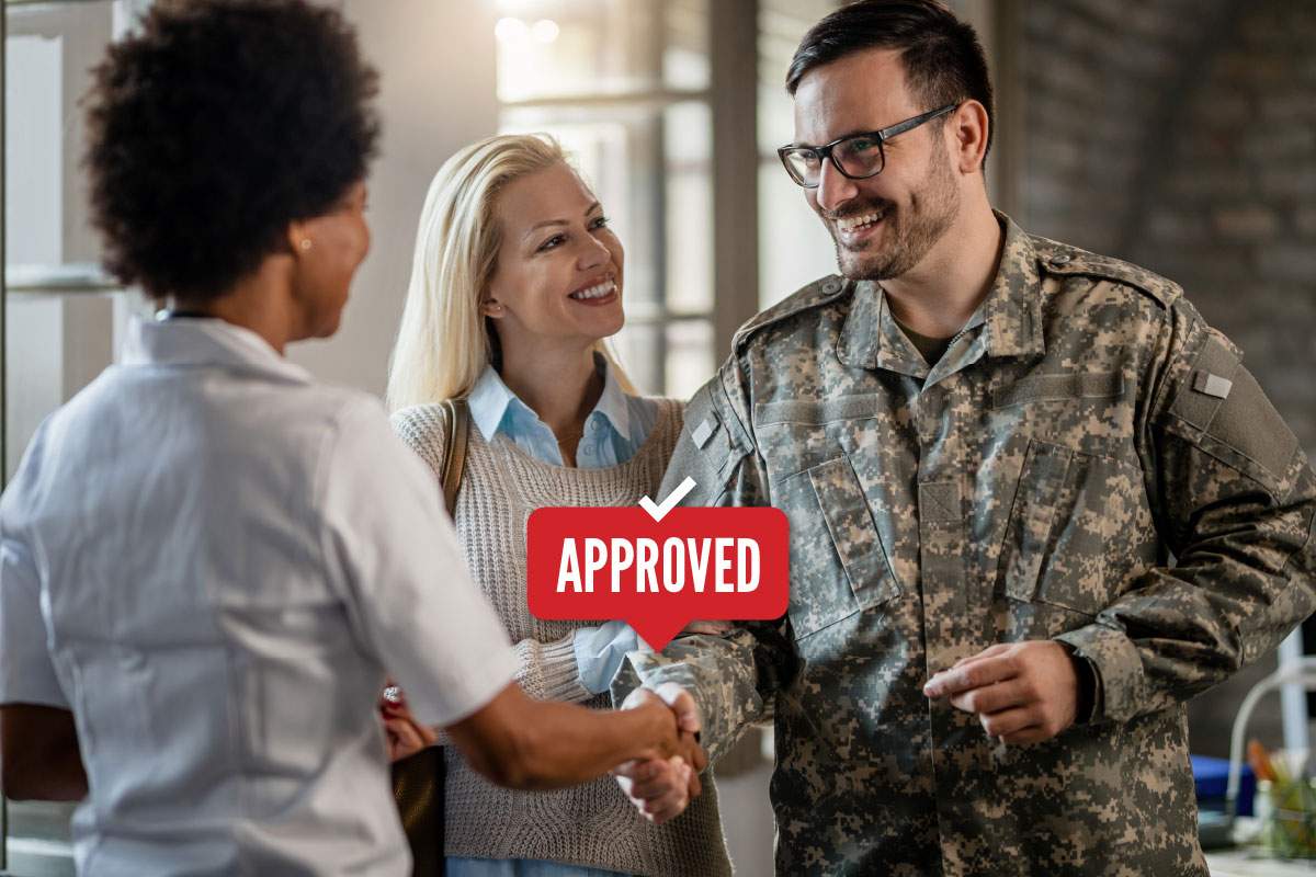 hand shacking a man veteran in uniform